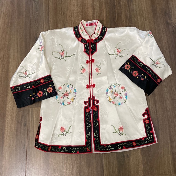 Beautiful embroidered Chinese top - Picture 2 of 10